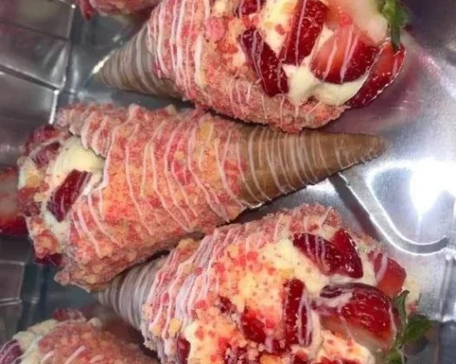 CONES WITH STRAWBERRY CRUNCH CHEESECAKE