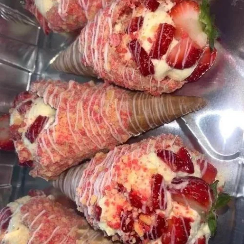 CONES WITH STRAWBERRY CRUNCH CHEESECAKE