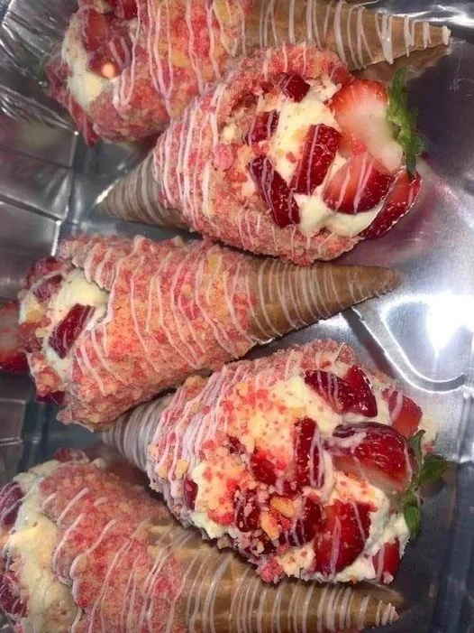 CONES WITH STRAWBERRY CRUNCH CHEESECAKE Recipe